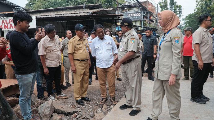 Rano Karno Tinjau Jalan Ambles Lenteng Agung