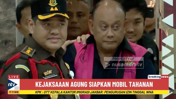 Mantan Kepala BGN, Dadan Hindayana digiring ke mobil tahanan Kejagung.
