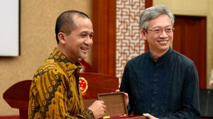 Menteri Transmigrasi Republik Indonesia, M. Iftitah Sulaiman, Duta Besar Republik Rakyat Tiongkok (RRT) untuk Indonesia Wang Lutong