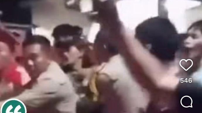 Massa berupaya menghakimi guru Pramuka yang diduga mencabuli siswinya.