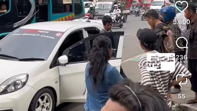 Pria tewas usai turun dari mobilnya. 