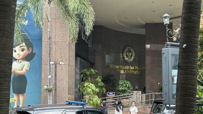 Dua pegawai Kantor Kementerian Imigrasi dan Pemasyarakatan (Kemenimipas) tampak berjalan di depan gedung Kantor Imipas, Jakarta, Kamis (4/6/2026), dan aktivitas di perkantoran tersebut berjalan seperti biasa. ANTARA/Laily Rahmawaty