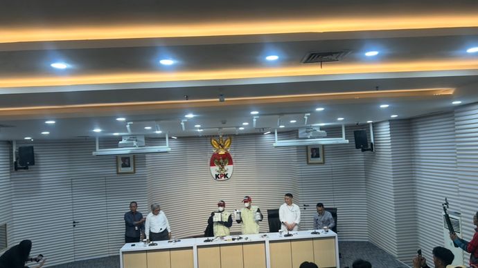 Komisi Pemberantasan Korupsi (KPK) mengungkap dugaan aliran dana rutin yang diterima Wakil Menteri Imigrasi dan Pemasyarakatan (Imipas) Silmy Karim dalam perkara korupsi pengurusan izin tinggal warga negara asing (WNA)