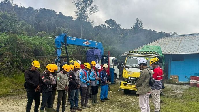 Para petugas PLN ketika melakukan _briefing_ sebelum membangun jaringan listrik di Distrik Anggi Gida, Kabupaten Pegunungan Arfak, Papua Barat.