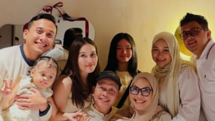 Kevin Gusnadi ikut merayakan ulang tahun ayah Rozak
