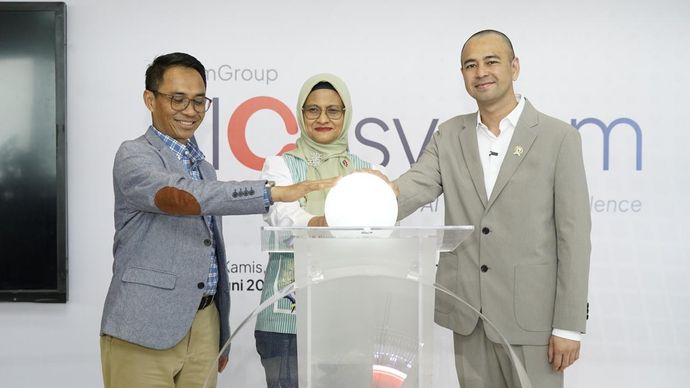 Telkom secara resmi menghadirkan AIcosystem. Diluncurkan langsung oleh Utusan Khusus Presiden Bidang Pembinaan Generasi Muda dan Pekerja Seni (UKP Muda Seni) Raffi Ahmad (kanan), Direktur Utama Telkom Dian Siswarini (tengah), &amp; Direktur IT Digital Te