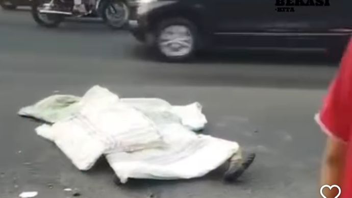Pemotor tewas usai terlibat kecelakaan di Bekasi. 