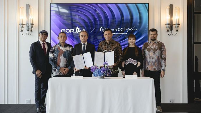 Sesi penandatangan kesepakatan kerja sama yang dilakukan oleh CEO NeutraDC Group Andreuw Th.A.F (ketiga dari kanan) dan Chairman &amp; CEO Gorilla Technology Jay Chandan (ketiga dari kiri), disaksikan langsung oleh Komisaris NeutraDC Nxera Batam Cyndi Pei (kedua dari kanan), Group CTO Gorilla Technology Rajesh Natarajan (paling kiri), yang digelar di Bangkok, Thailand, pada bulan Mei 2026 lalu.