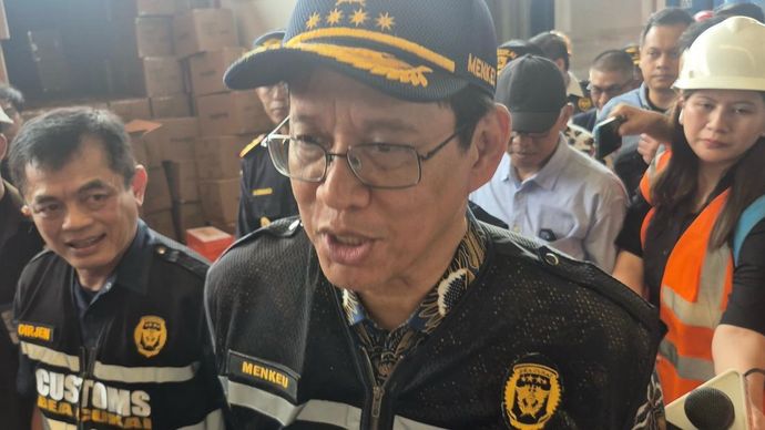 Menteri Keuangan (Menkeu) Purbaya Yudhi Sadewa meminta pelaku usaha segera melapor apabila menemukan layanan di kawasan pelabuhan yang mewajibkan pembayaran menggunakan dolar Amerika Serikat (AS). 