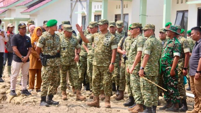 Wakil Panglima TNI Jenderal TNI Tandyo Budi R didampingi Wakasad Letjen TNI Muhammad Saleh Mustafa dan Pangdam III/Siliwangi Mayjen TNI Kosasih meninjau pembangunan Yonif TP 842/Badak Sakti di Kabupaten Pandeglang, Banten