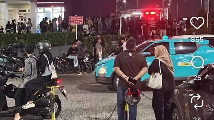 Wanita lompat dari lantai atas Apartemen Green Pramuka City. 