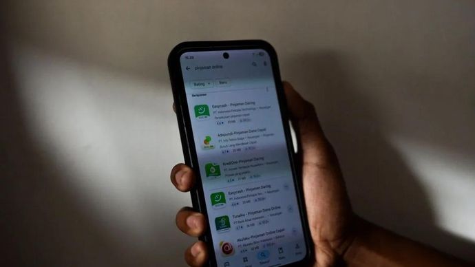Warga mencari sejumlah aplikasi pinjaman online/daring (pinjol/pindar) melalui gawainya. ANTARA FOTO/Muhammad Bagus Khoirunas/sgd