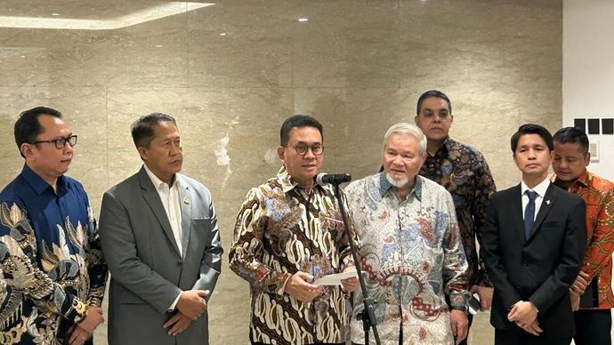 Menteri Perdagangan (Mendag) Budi Santoso memberikan keterangan media di kantor Kementerian Perdagangan, Jakarta, Senin (8/6/2026). (ANTARA/Maria Cicilia Galuh)