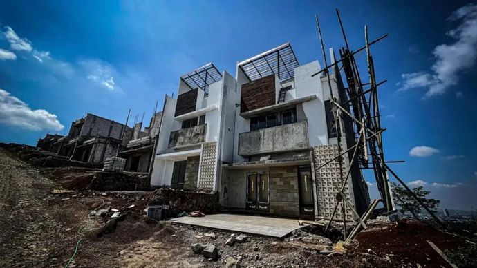 Rumah di Cluster Kingston Emeralda Resort yang belum jadi. Padahal, serah terima seharusnya mulai dilakukan pada 2024.