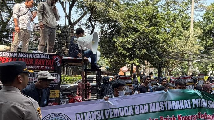 Petani turun ke jalan menggelar aksi penyampaian aspirasi. 
