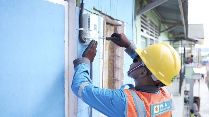 Ilustrasi petugas PLN saat melakukan penyambungan listrik baru. Sepanjang tahun 2025, jumlah pelanggan PLN mencapai 96,2 juta, meningkat 3,3 juta pelanggan dibandingkan tahun sebelumnya. (Foto: Dok/Istimewa)