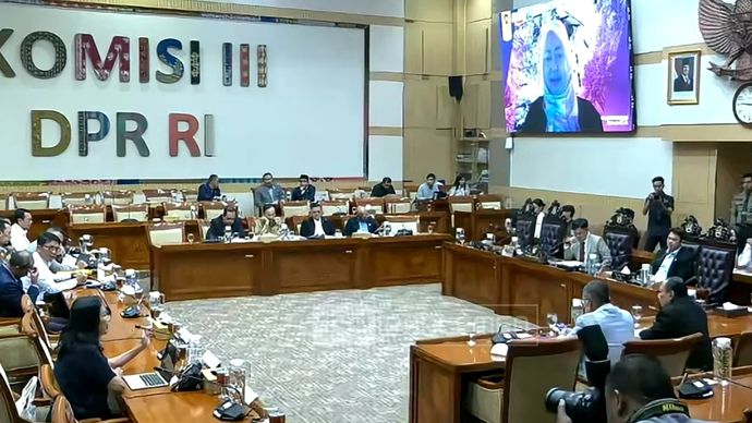 Rapat Komisi III DPR RI dengan pemerintah terkait RUU Polri. 
