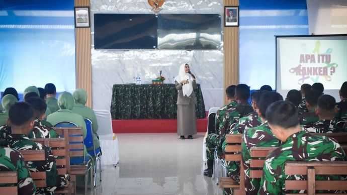 Prajurit dan Persit Kartika Chandra Kirana Cabang XXXV Kodim 1710/Mimika menerima sosialisasi tentang kanker dan tumor yang diselenggarakan oleh Yayasan Binaan Kanker Nusantara di Pendopo Darmawangsa Kodim 1710/Mimika