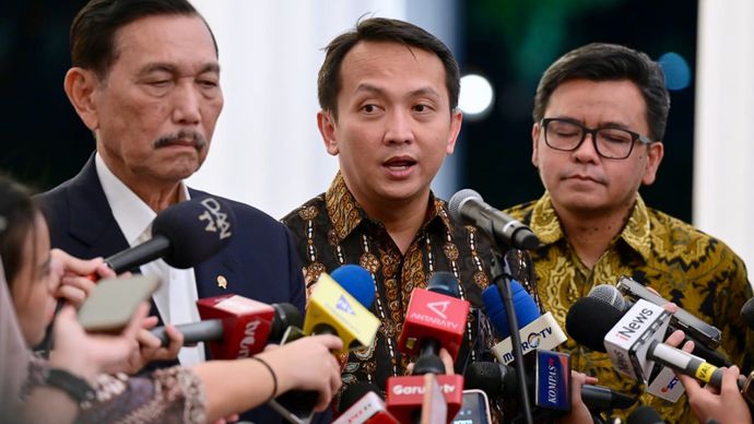 Ketua Dewan Ekonomi Nasional (DEN) Luhut Binsar Pandjaitan beserta jajaran di Istana Merdeka