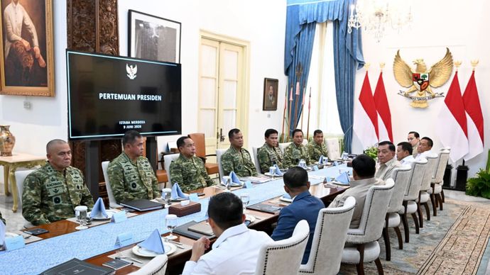 Prabowo Subianto menerima Panglima TNI Jenderal TNI Agus Subiyanto, Wakil Panglima TNI Letjen TNI Tandyo Budi Revita, serta Kepala Staf Angkatan Darat (KSAD) Jenderal TNI Maruli Simanjuntak, Kepala Staf Angkatan Laut (KSAL) Laksamana Muhammad Ali, dan Kepala Staf Angkatan Udara (KSAU) Marsekal TNI Fadjar Prasetyo di Istana Merdeka