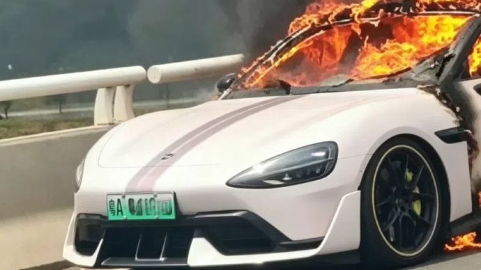 Mobil listrik Xiaomi SU7 Ultra terbakar saat melintas di Jembatan Hero, Nanchang, Provinsi Jiangxi, China, pada 7 Juni 2026. (Foto: Istimewa via CarNewsChina)