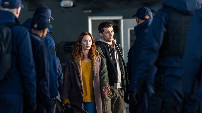 Emily Blunt dan Josh O'Connor di Film Disclosure Day