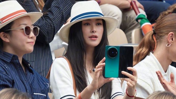 Beredar di media sosial aktris ternama China Zhu Zhu terlihat menggenggam sebuah perangkat yang diyakini sebagai Vivo X Fold 6. (Foto: Istimewa via Gizmochina)