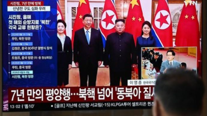 Presiden China Xi Jinping mendapat sambutan hangat dari pemimpin Korea Utara Kim Jong Un saat tiba di Alun-alun Kim Il Sung, Pyongyang