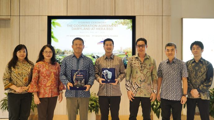 Foto kiri-kanan: Laurencia Evilyn (Project Director Hiera), Kartini Arifin (Director PT Sinar Mitbana Mas),  Daisuke Kobayashi (President Director PT Sinar Mitbana Mas), Wenzel Sutantio (Direktur Utama PT Wisata Sapta Pesona), Yosua Lestijanto Gunawan (Direktur Project, Legal &amp; GA PT Wisata Sapta Pesona), Theodore Tennoch (Vice President Director PT Sinar Mitbana Mas), dan Sotaro Harasawa (Director PT Sinar Mitbana Mas) dalam seremoni penandatanganan cooperation agreement Dairyland at Hiera BSD pada 20 Mei 2026 di Hiera Marketing Gallery, BSD City.