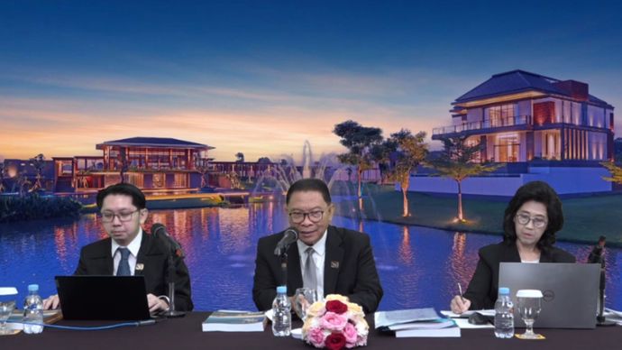 James Wahyudi (Investor Relations), Adrianto P. Adhi (President Director), dan Lidya Tjio (Corporate Secretary) dari PT Summarecon Agung, Tbk