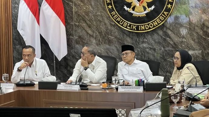 Mensesneg Prasetyo Hadi (kiri), Menteri Koordinator Bidang Pangan Zulkifli Hasan (kedua kiri), Menko PM Muhaimin Iskandar (kedua kanan), dan Kepala Badan Gizi Nasional (BGN) Nanik Sudaryati (kanan) dalam konferensi pers Peningkatan Kualitas Layanan MBG dan SPPG Terpencil yang digelar di Kantor Kemenko Pangan, Jakarta, Kamis, 11 Juni 2026.