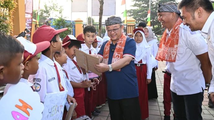 Menteri Pendidikan Dasar dan Menengah (Mendikdasmen) Abdul Mu&rsquo;ti bersama sejumlah siswa seusai aktivitas Pagi Ceria di SDN Cimahpar 5, Kota Bogor, Provinsi Jawa Barat. (Istimewa)
