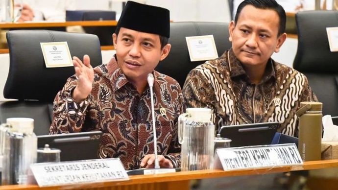 Menhut Raja Juli Antoni (kiri) dan Wamenhut Rohmat Marzuki (Kanan) dalam rapat kerja dengan Komisi IV DPR RI di Jakarta, Rabu, 15 Juni 2026.