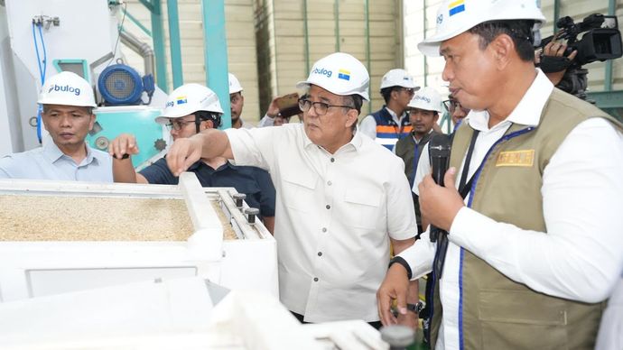 Pimpinan VII BPK RI, Dr. Slamet Edy Purnomo, bersama Direktur Utama Perum BULOG Letnan Jenderal TNI (Purn) Dr. Ahmad Rizal Ramdhani melakukan peninjauan kegiatan panen raya serta kesiapan infrastruktur BULOG di Kabupaten Karawang, Jawa Barat, Kamis, 11 Juni 2026.