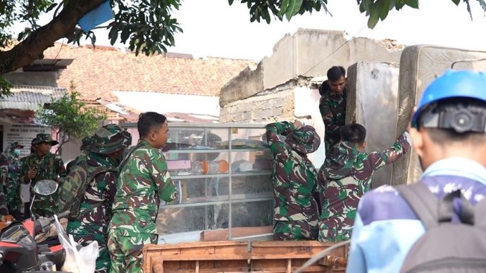 Penertiban rumah dinas di kawasan Lenteng Agung, Jakarta Selatan, yang berdiri di atas aset negara milik TNI Angkatan Darat. (Istimewa)