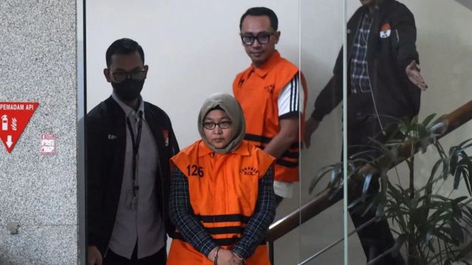 Dua tersangka kasus dugaan suap pengaturan temuan pemeriksaan BPK di Pemkab Muara Enim, Titin Rita Lestari (tengah) dan Augus Dwianggara (kanan) berjalan menuju mobil tahanan