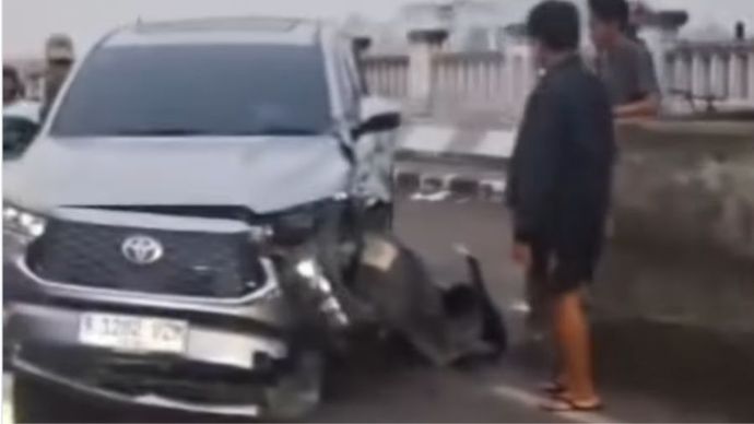 Mobil Hantam pembatas jalan di Flyover Kalibata, Jakarta Selatan