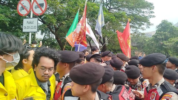 Mahasiswa UI Dihadang di Flyover Semanggi saat Menuju Bundaran HI