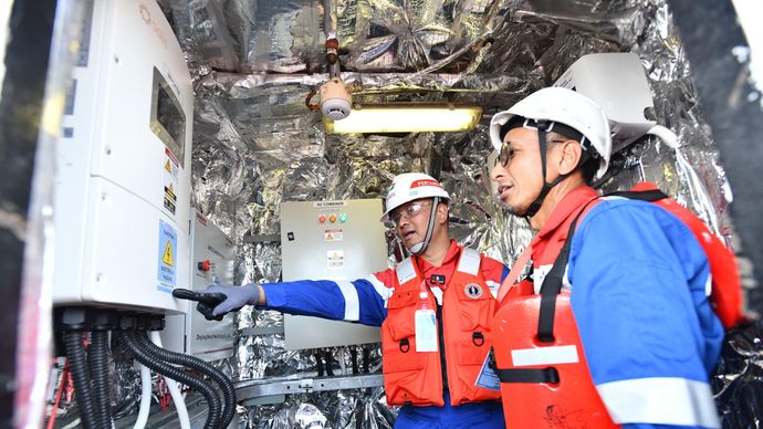 irektur TKB Pertamina Persero Agung Wicaksono melihat panel surya di atas Kapal PTK OB 2303, pada kamis (11/6) di Galangan Pahala Harapan Lestari.