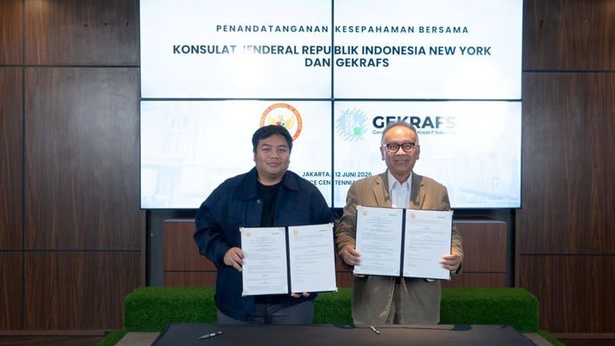 Penandatanganan kerja sama tersebut dilakukan Ketua Umum DPP Gerakan Ekonomi Kreatif Nasional (GEKRAFS), Kawendra Lukistian bersama Konsul Jenderal RI New York, Winanto Adi, pada Jumat (12/6/2026). (Foto: Dok/Istimewa) 