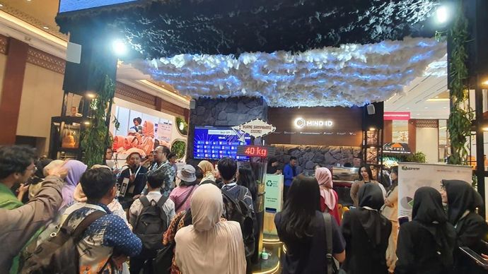 Area booth MIND ID MINERALive dipadati pengunjung selama gelaran INVIROTECH 2026 di Jakarta Convention Center, Sabtu (13/6/2026).  