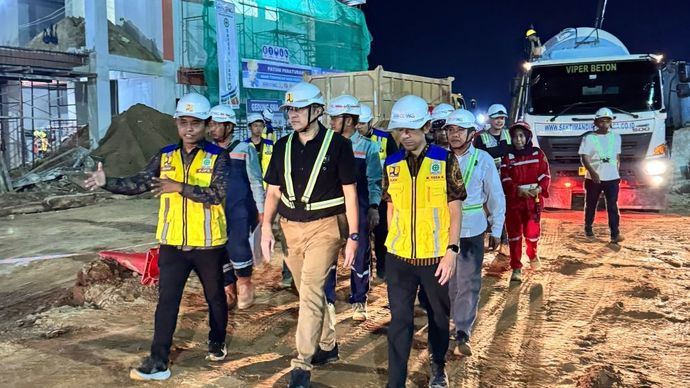 Staf Khusus Menteri Koordinator Bidang Infrastruktur dan Pembangunan Kewilayahan, Herzaky Mahendra Putra meninjau langsung usulan pembangunan ruas jalan yang menghubungkan Desa Serindang dan Bukit Segoler, Kabupaten Sambas, Kalimantan Barat, melalui program Instruksi Presiden Jalan Daerah (IJD). (Foto: Dok/Istimewa/Kemenko Infrastruktur) 