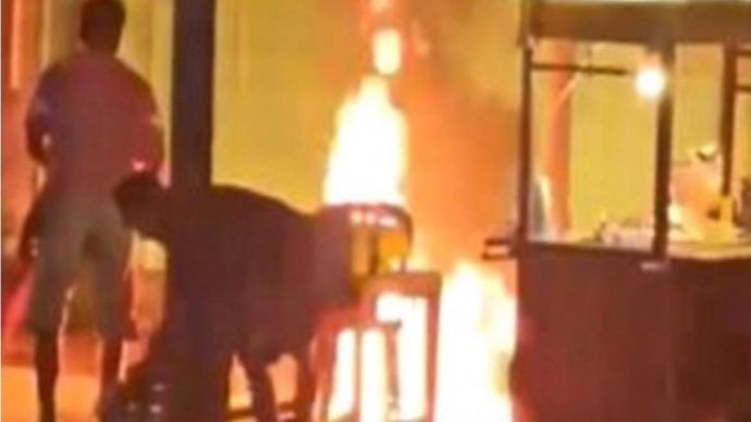 Pria bakar mantan istri sirinya. 