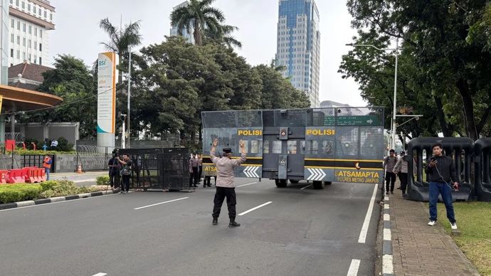Polisi menutup Jalan Medan Merdeka Selatan arah Tugu Tani, Senin, 15 Juni 2026.