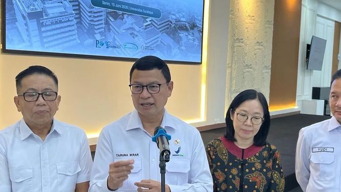 Kepala BPOM RI Taruna Ikrar (kedua kiri) dan Rektor Ubaya Dr Benny Lianto (kiri) usai kuliah umum dan penandatanganan nota kesepahaman di Ubaya, Senin, 15 Juni 2026.