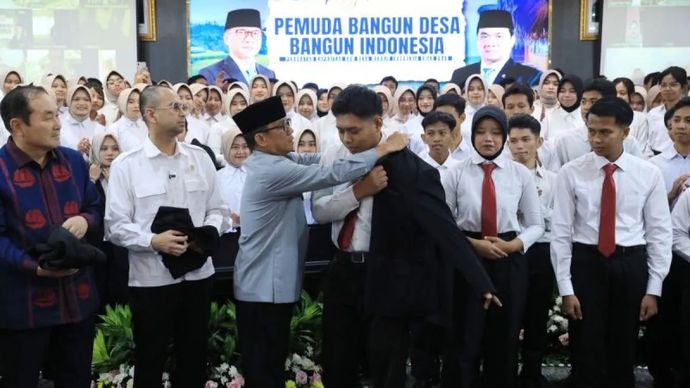 Menteri Desa dan Pembangunan Daerah Tertinggal Yandri Susanto dalam pengukuhan 200 peserta Program Pemuda Bangun Desa Bangun Indonesia angkatan pertama, di Jakarta.