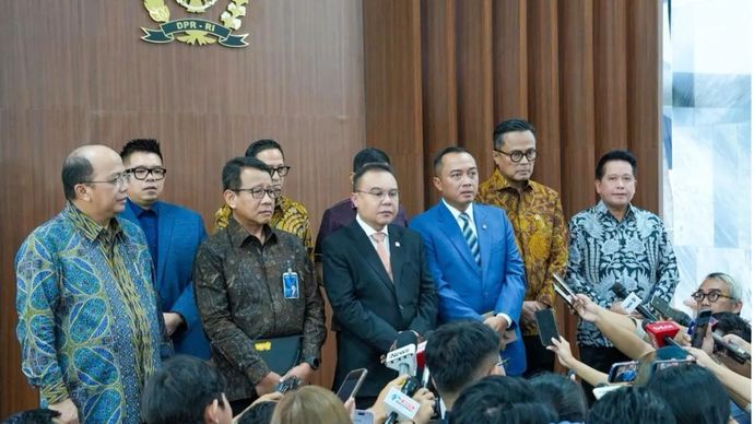Wakil Ketua DPR RI Sufmi Dasco Ahmad (ketiga dari kiri), Menteri Sekretaris Negara Prasetyo Hadi (ketiga dari kanan), COO BPI Danantara Dony Oskaria (kedua dari kanan), Direktur Utama BRI Hery Gunardi (kanan), dan jajaran direksi BUMN lainnya.