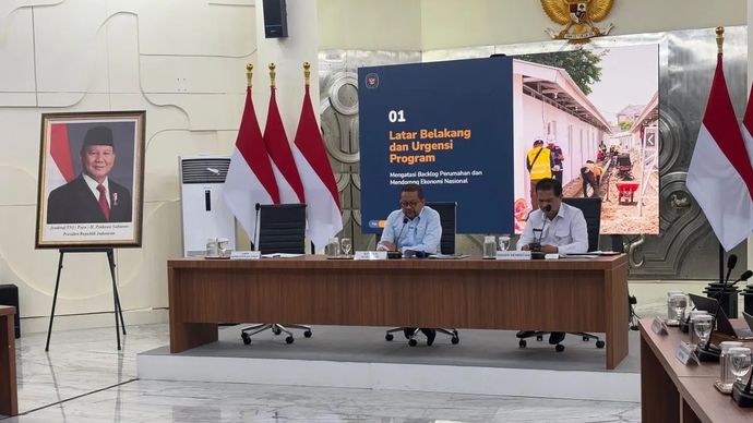 Kepala Bakom RI Muhammad Qodari (kiri) dalam konferensi pers di Kantor Bakom RI di Jakarta, Rabu, 17 Juni 2026.