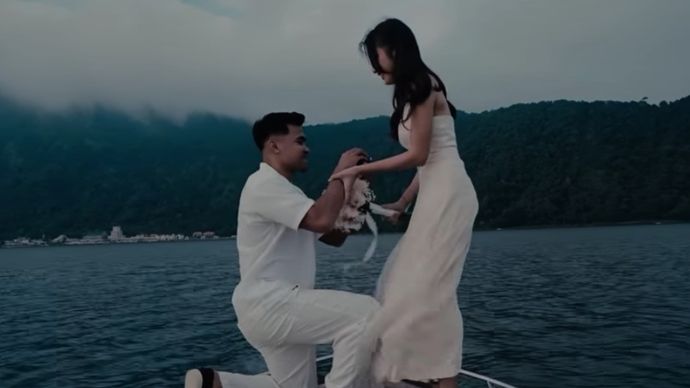 Asnawi Mangkualam melamar Yuriska Patricia 