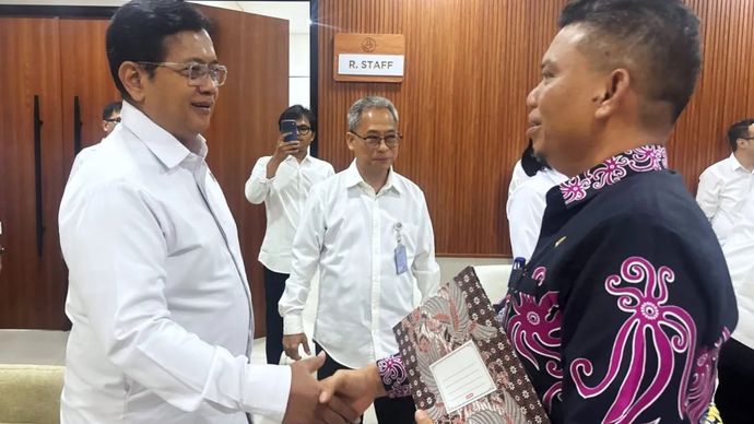 Wakil Bupati (Wabup) Katingan Firdaus (kanan) menemui Wakil Menteri Transmigrasi (Wamentrans) Viva Yoga Mauladi (kiri) di Kompleks Kantor Kementerian Transmigrasi, Jakarta.